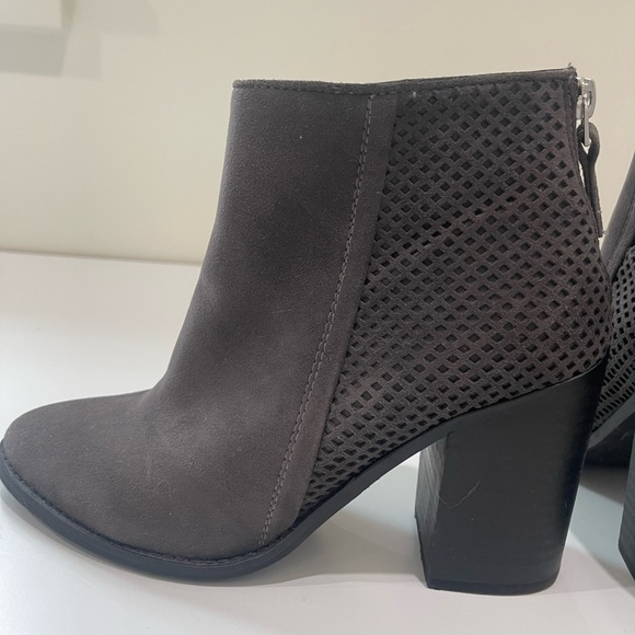 Steve Madden Gray Suede look Women’s Heel Boots Booties - Picture 2 of 6